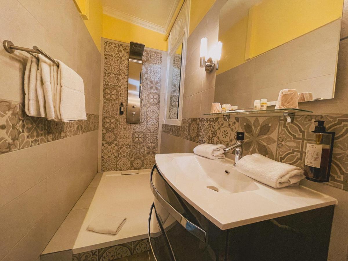 Royal Hotel นีมส์ ภายนอก รูปภาพ
